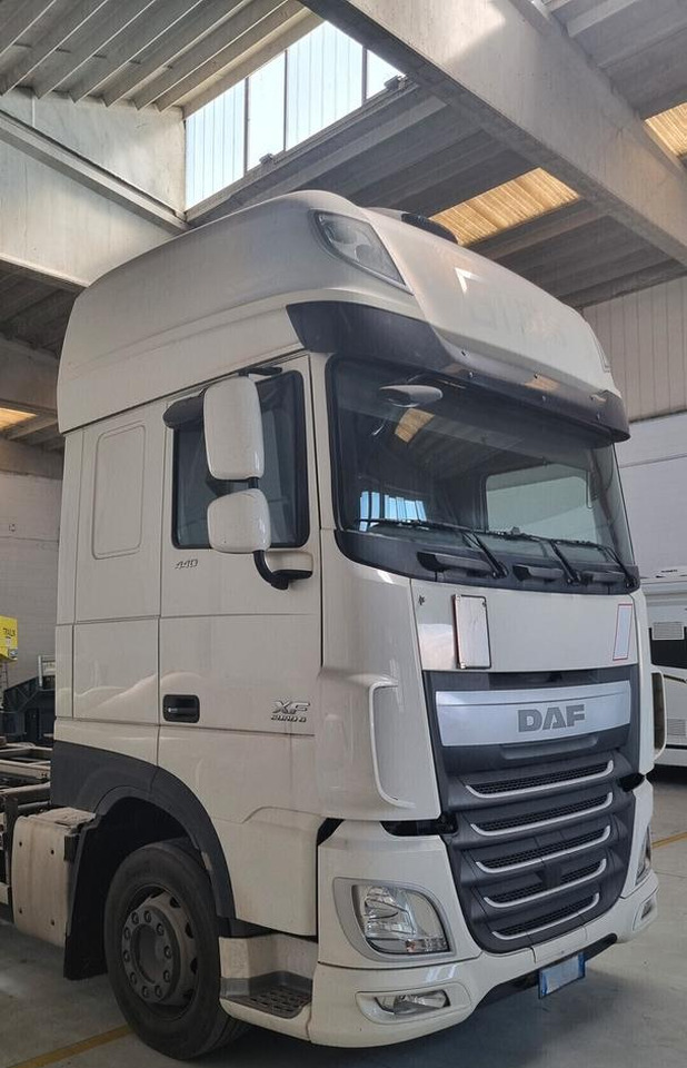 DAF XF 440 Euro 6 - Full Pneumatico - 2015 - Konttialus/ Vaihtokuormatilat kuorma-auto: kuva DAF XF 440 Euro 6 - Full Pneumatico - 2015 - Konttialus/ Vaihtokuormatilat kuorma-auto DAF XF 440 Euro 6 - Full Pneumatico - 2015 - Konttialus/ Vaihtokuormatilat kuorma-auto: kuva DAF XF 440 Euro 6 - Full Pneumatico - 2015 - Konttialus/ Vaihtokuormatilat kuorma-auto