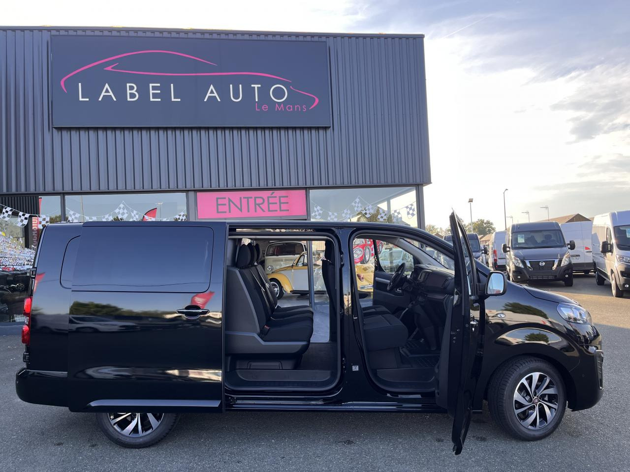 FIAT Scudo XL 2.0 BlueHDi - 180 S&S - BVA Cabine Approfondie 6 PLACES - Jatko-ohjaamo kevyt kuorma-auto: kuva FIAT Scudo XL 2.0 BlueHDi - 180 S&S - BVA Cabine Approfondie 6 PLACES - Jatko-ohjaamo kevyt kuorma-auto FIAT Scudo XL 2.0 BlueHDi - 180 S&S - BVA Cabine Approfondie 6 PLACES - Jatko-ohjaamo kevyt kuorma-auto: kuva FIAT Scudo XL 2.0 BlueHDi - 180 S&S - BVA Cabine Approfondie 6 PLACES - Jatko-ohjaamo kevyt kuorma-auto