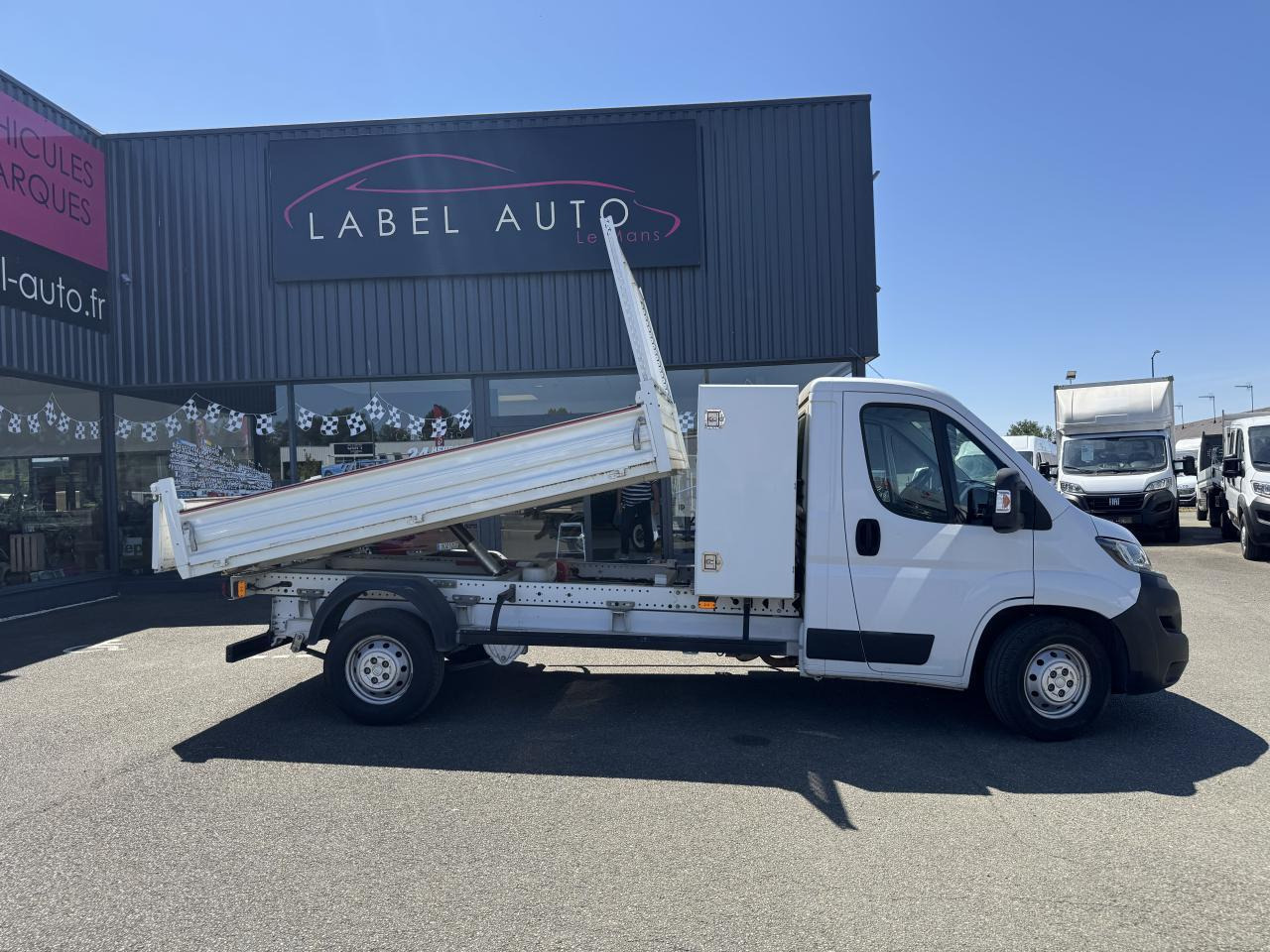 Fiat Ducato 3.5 MAXI L 2.3 MULTIJET 160CH BENNE ACIER PACK PRO NAV + COFFRE JPM - Kippilava-auto: kuva Fiat Ducato 3.5 MAXI L 2.3 MULTIJET 160CH BENNE ACIER PACK PRO NAV + COFFRE JPM - Kippilava-auto Fiat Ducato 3.5 MAXI L 2.3 MULTIJET 160CH BENNE ACIER PACK PRO NAV + COFFRE JPM - Kippilava-auto: kuva Fiat Ducato 3.5 MAXI L 2.3 MULTIJET 160CH BENNE ACIER PACK PRO NAV + COFFRE JPM - Kippilava-auto