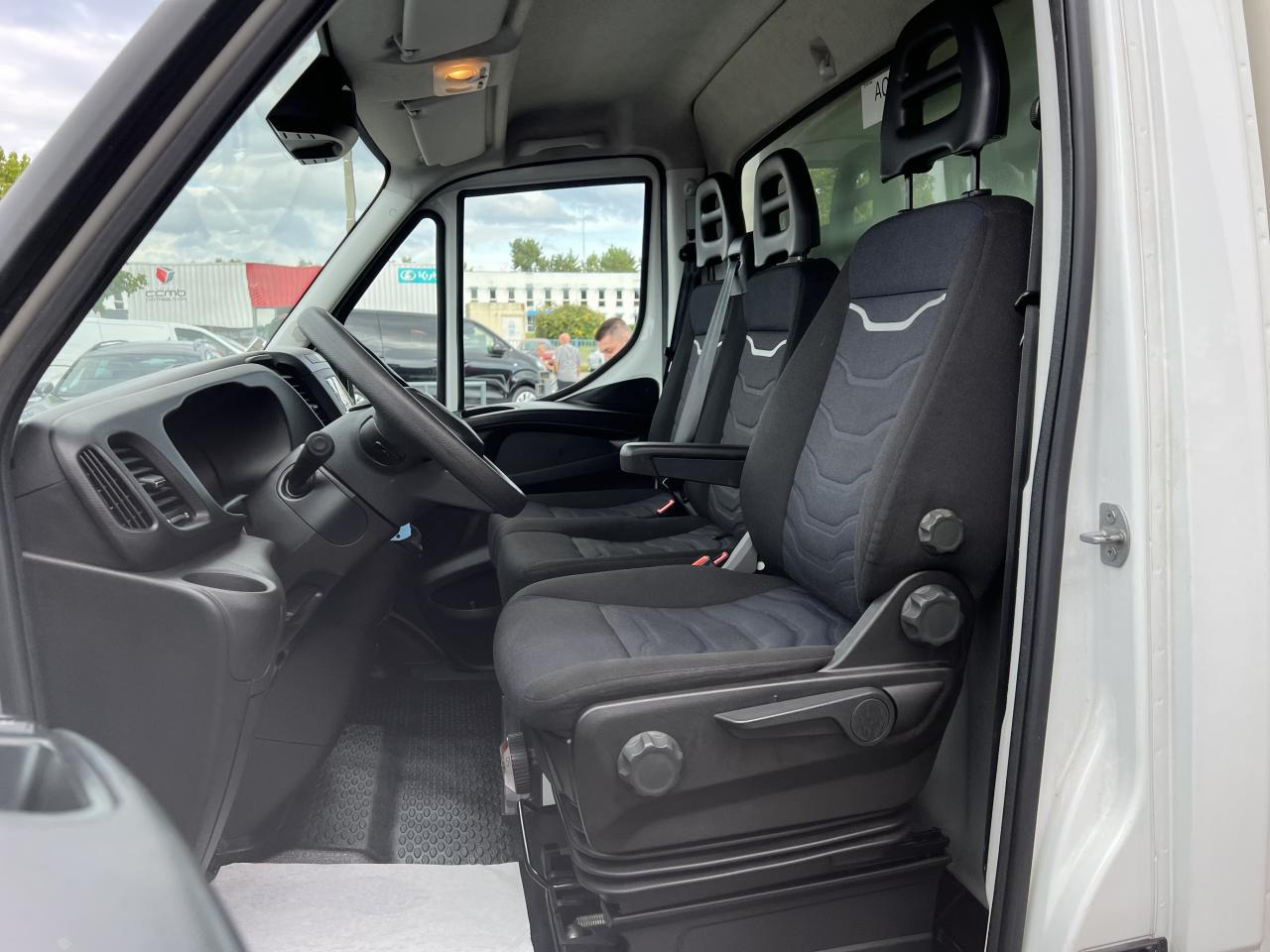 IVECO Daily 35C16 CAISSE HAYON 20M3 RJ 3.0L 160CH - Jakeluauto: kuva IVECO Daily 35C16 CAISSE HAYON 20M3 RJ 3.0L 160CH - Jakeluauto IVECO Daily 35C16 CAISSE HAYON 20M3 RJ 3.0L 160CH - Jakeluauto: kuva IVECO Daily 35C16 CAISSE HAYON 20M3 RJ 3.0L 160CH - Jakeluauto