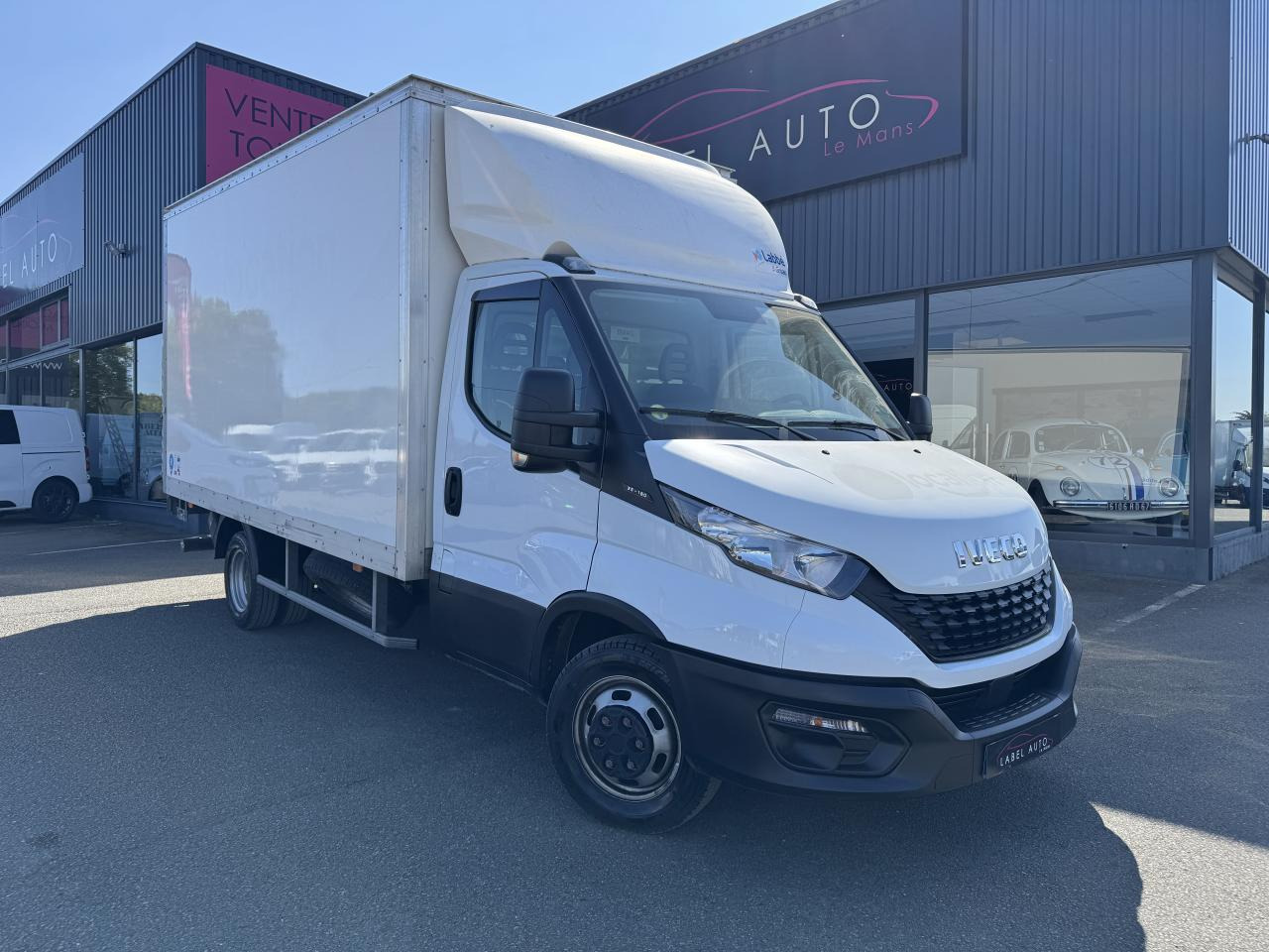 IVECO Daily 35C16 CAISSE HAYON 20M3 RJ 3.0L 160CH - Jakeluauto: kuva IVECO Daily 35C16 CAISSE HAYON 20M3 RJ 3.0L 160CH - Jakeluauto IVECO Daily 35C16 CAISSE HAYON 20M3 RJ 3.0L 160CH - Jakeluauto: kuva IVECO Daily 35C16 CAISSE HAYON 20M3 RJ 3.0L 160CH - Jakeluauto