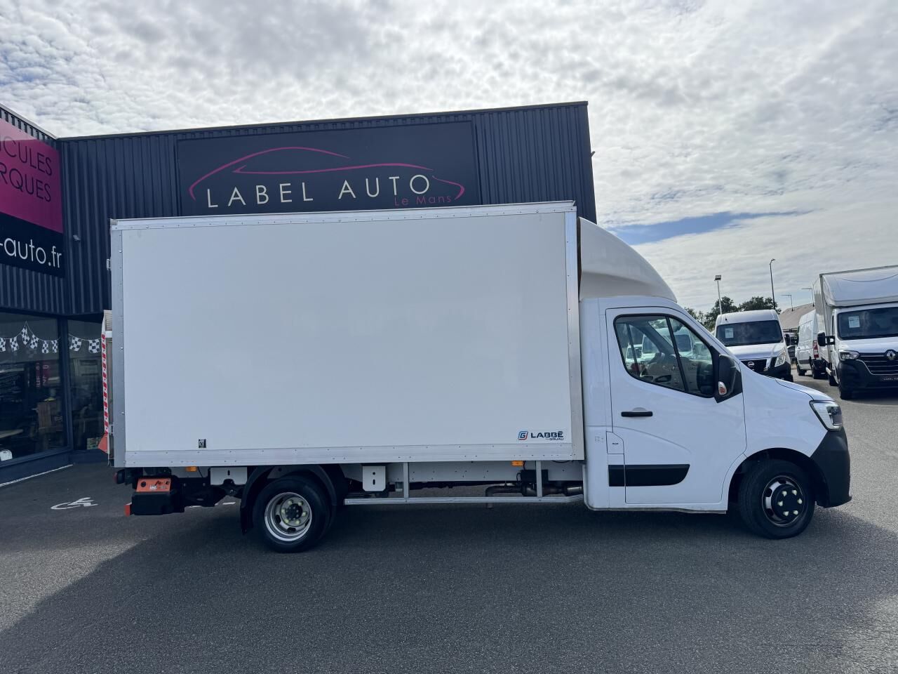 RENAULT MASTER ROUES JUMELLE CAISSE 20M3 + HAYON 2.3 DCI 130CH RJ - Muut kone: kuva RENAULT MASTER ROUES JUMELLE CAISSE 20M3 + HAYON 2.3 DCI 130CH RJ - Muut kone RENAULT MASTER ROUES JUMELLE CAISSE 20M3 + HAYON 2.3 DCI 130CH RJ - Muut kone: kuva RENAULT MASTER ROUES JUMELLE CAISSE 20M3 + HAYON 2.3 DCI 130CH RJ - Muut kone