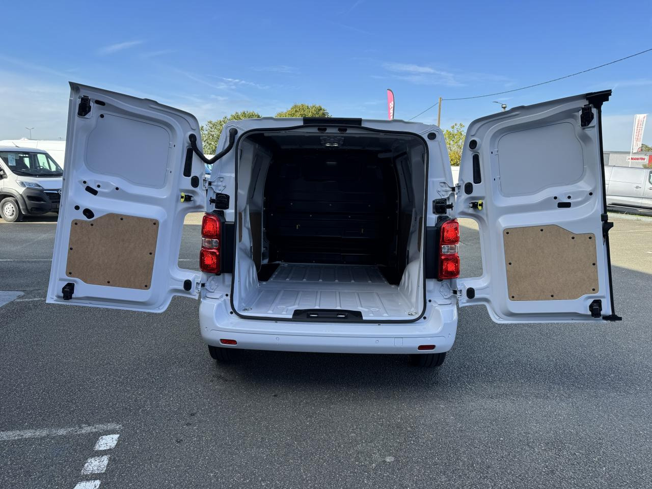 PEUGEOT Expert M 2.0 BlueHDi - 145 S&S - BV EAT8 III FOURGON Fourgon PHASE 2 - Pakettiauto: kuva PEUGEOT Expert M 2.0 BlueHDi - 145 S&S - BV EAT8 III FOURGON Fourgon PHASE 2 - Pakettiauto PEUGEOT Expert M 2.0 BlueHDi - 145 S&S - BV EAT8 III FOURGON Fourgon PHASE 2 - Pakettiauto: kuva PEUGEOT Expert M 2.0 BlueHDi - 145 S&S - BV EAT8 III FOURGON Fourgon PHASE 2 - Pakettiauto