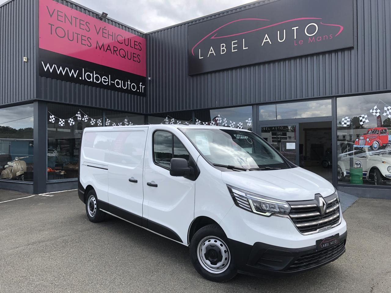 Pakettiauto RENAULT Trafic L2H1 3000 Kg 2.0 Blue dCi - 130  III FOURGON Fourgon Grand Confort L2H1 PHASE 3: kuva Pakettiauto RENAULT Trafic L2H1 3000 Kg 2.0 Blue dCi - 130  III FOURGON Fourgon Grand Confort L2H1 PHASE 3