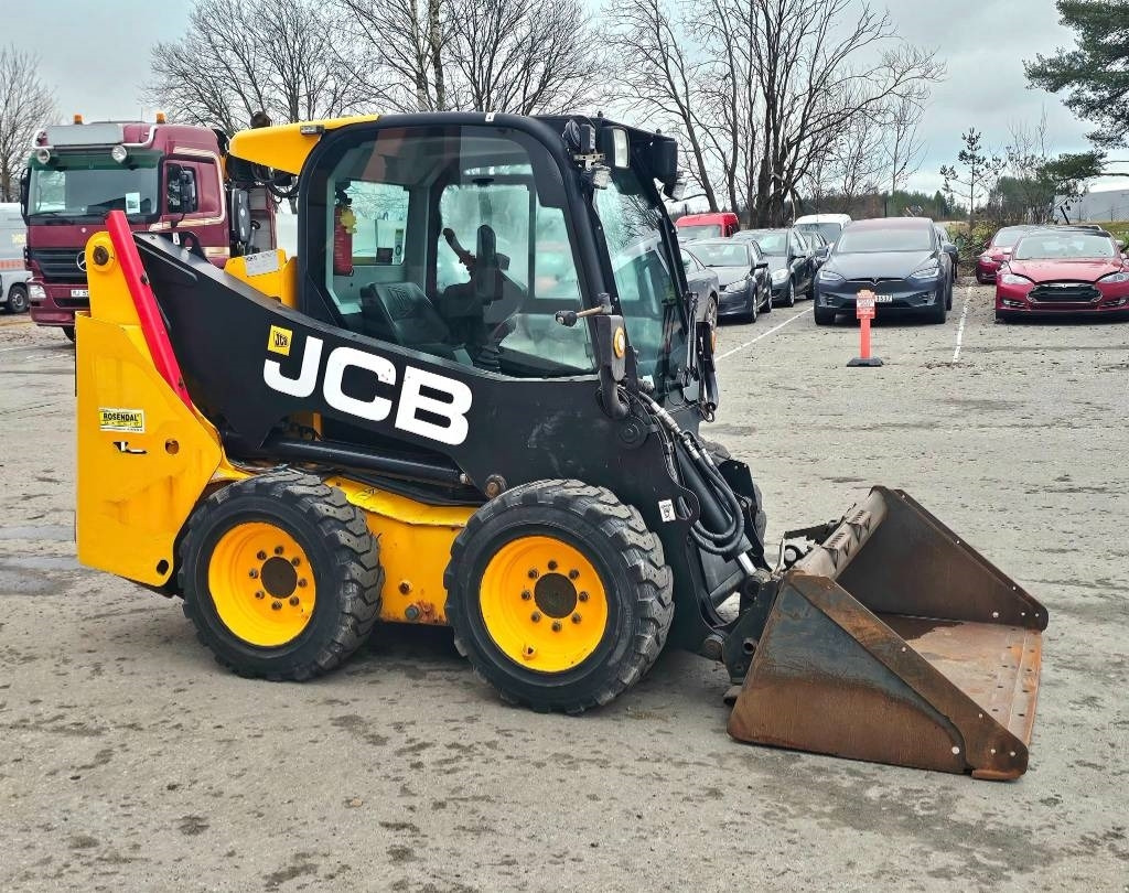 JCB 155 - Liukuohjattu kuormaaja: kuva JCB 155 - Liukuohjattu kuormaaja JCB 155 - Liukuohjattu kuormaaja: kuva JCB 155 - Liukuohjattu kuormaaja