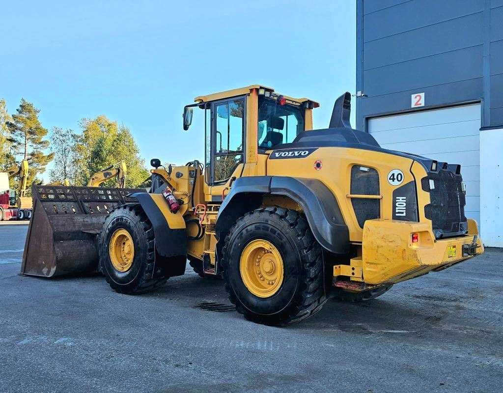 Volvo L 110 H - Pyöräkuormaaja: kuva Volvo L 110 H - Pyöräkuormaaja Volvo L 110 H - Pyöräkuormaaja: kuva Volvo L 110 H - Pyöräkuormaaja