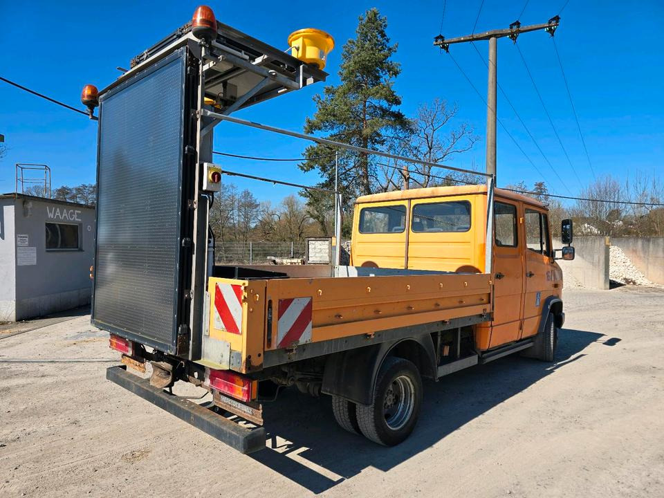 Mercedes-Benz Vario 614D Pritsche Doka 2002 Nissen VLT Verkehrsleittafel Absperrtafel LKW Vorwarntafel - Lava-kuorma-auto: kuva Mercedes-Benz Vario 614D Pritsche Doka 2002 Nissen VLT Verkehrsleittafel Absperrtafel LKW Vorwarntafel - Lava-kuorma-auto Mercedes-Benz Vario 614D Pritsche Doka 2002 Nissen VLT Verkehrsleittafel Absperrtafel LKW Vorwarntafel - Lava-kuorma-auto: kuva Mercedes-Benz Vario 614D Pritsche Doka 2002 Nissen VLT Verkehrsleittafel Absperrtafel LKW Vorwarntafel - Lava-kuorma-auto