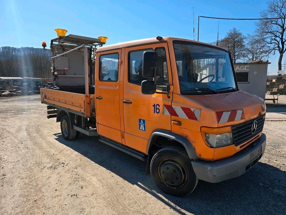Mercedes-Benz Vario 614D Pritsche Doka 2002 Nissen VLT Verkehrsleittafel Absperrtafel LKW Vorwarntafel - Lava-kuorma-auto: kuva Mercedes-Benz Vario 614D Pritsche Doka 2002 Nissen VLT Verkehrsleittafel Absperrtafel LKW Vorwarntafel - Lava-kuorma-auto Mercedes-Benz Vario 614D Pritsche Doka 2002 Nissen VLT Verkehrsleittafel Absperrtafel LKW Vorwarntafel - Lava-kuorma-auto: kuva Mercedes-Benz Vario 614D Pritsche Doka 2002 Nissen VLT Verkehrsleittafel Absperrtafel LKW Vorwarntafel - Lava-kuorma-auto
