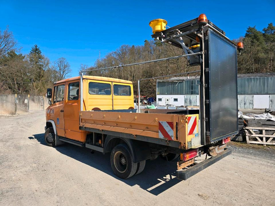 Mercedes-Benz Vario 614D Pritsche Doka 2002 Nissen VLT Verkehrsleittafel Absperrtafel LKW Vorwarntafel - Lava-kuorma-auto: kuva Mercedes-Benz Vario 614D Pritsche Doka 2002 Nissen VLT Verkehrsleittafel Absperrtafel LKW Vorwarntafel - Lava-kuorma-auto Mercedes-Benz Vario 614D Pritsche Doka 2002 Nissen VLT Verkehrsleittafel Absperrtafel LKW Vorwarntafel - Lava-kuorma-auto: kuva Mercedes-Benz Vario 614D Pritsche Doka 2002 Nissen VLT Verkehrsleittafel Absperrtafel LKW Vorwarntafel - Lava-kuorma-auto