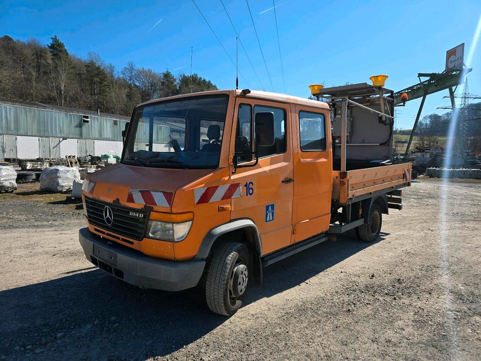 Mercedes-Benz Vario 614D Pritsche Doka 2002 Nissen VLT Verkehrsleittafel Absperrtafel LKW Vorwarntafel - Lava-kuorma-auto: kuva Mercedes-Benz Vario 614D Pritsche Doka 2002 Nissen VLT Verkehrsleittafel Absperrtafel LKW Vorwarntafel - Lava-kuorma-auto Mercedes-Benz Vario 614D Pritsche Doka 2002 Nissen VLT Verkehrsleittafel Absperrtafel LKW Vorwarntafel - Lava-kuorma-auto: kuva Mercedes-Benz Vario 614D Pritsche Doka 2002 Nissen VLT Verkehrsleittafel Absperrtafel LKW Vorwarntafel - Lava-kuorma-auto