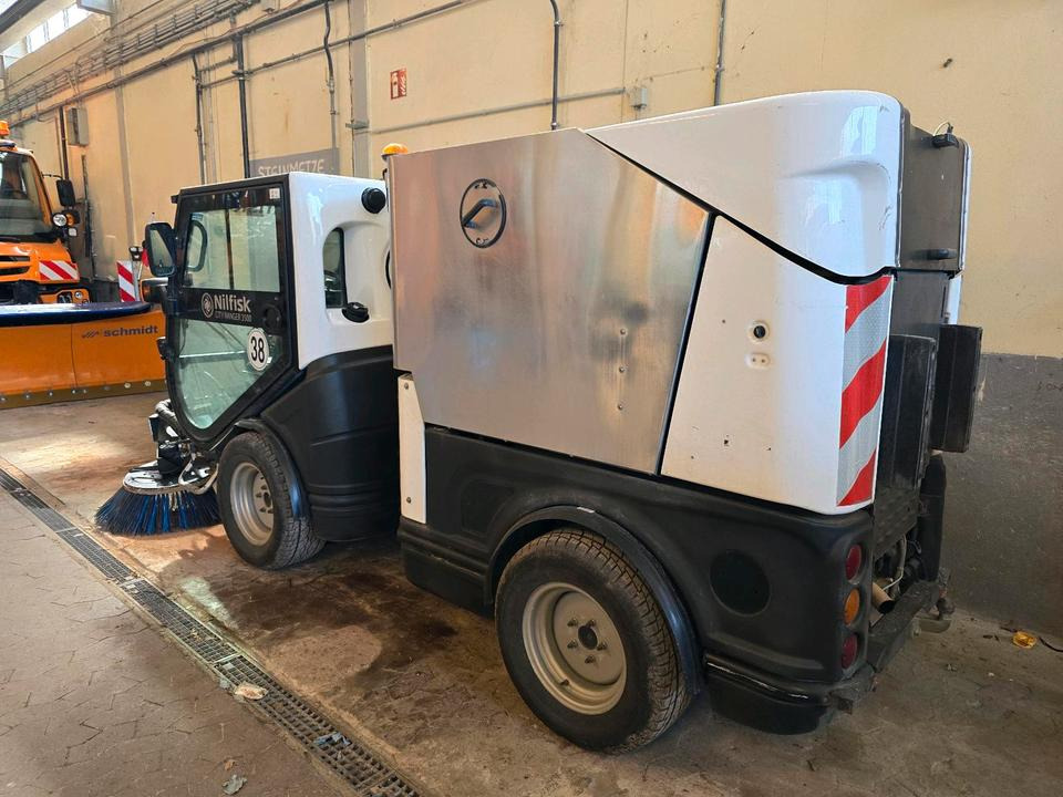 Nilfisk City Ranger 3500 Kehrmaschine Straßenkehrmaschine mit Schmidt Bediendisplay Hako Kehreinheit - Lakaisuauto: kuva Nilfisk City Ranger 3500 Kehrmaschine Straßenkehrmaschine mit Schmidt Bediendisplay Hako Kehreinheit - Lakaisuauto Nilfisk City Ranger 3500 Kehrmaschine Straßenkehrmaschine mit Schmidt Bediendisplay Hako Kehreinheit - Lakaisuauto: kuva Nilfisk City Ranger 3500 Kehrmaschine Straßenkehrmaschine mit Schmidt Bediendisplay Hako Kehreinheit - Lakaisuauto