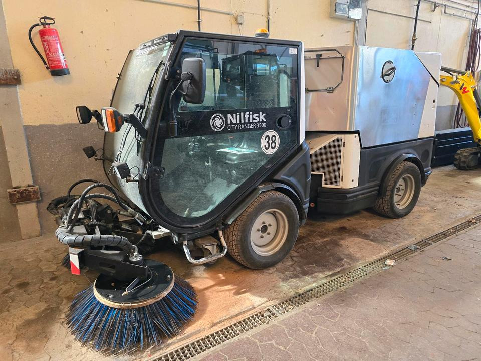 Nilfisk City Ranger 3500 Kehrmaschine Straßenkehrmaschine mit Schmidt Bediendisplay Hako Kehreinheit - Lakaisuauto: kuva Nilfisk City Ranger 3500 Kehrmaschine Straßenkehrmaschine mit Schmidt Bediendisplay Hako Kehreinheit - Lakaisuauto Nilfisk City Ranger 3500 Kehrmaschine Straßenkehrmaschine mit Schmidt Bediendisplay Hako Kehreinheit - Lakaisuauto: kuva Nilfisk City Ranger 3500 Kehrmaschine Straßenkehrmaschine mit Schmidt Bediendisplay Hako Kehreinheit - Lakaisuauto