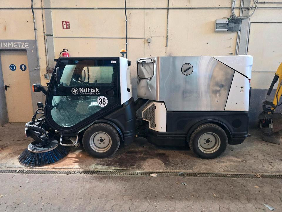 Nilfisk City Ranger 3500 Kehrmaschine Straßenkehrmaschine mit Schmidt Bediendisplay Hako Kehreinheit - Lakaisuauto: kuva Nilfisk City Ranger 3500 Kehrmaschine Straßenkehrmaschine mit Schmidt Bediendisplay Hako Kehreinheit - Lakaisuauto Nilfisk City Ranger 3500 Kehrmaschine Straßenkehrmaschine mit Schmidt Bediendisplay Hako Kehreinheit - Lakaisuauto: kuva Nilfisk City Ranger 3500 Kehrmaschine Straßenkehrmaschine mit Schmidt Bediendisplay Hako Kehreinheit - Lakaisuauto