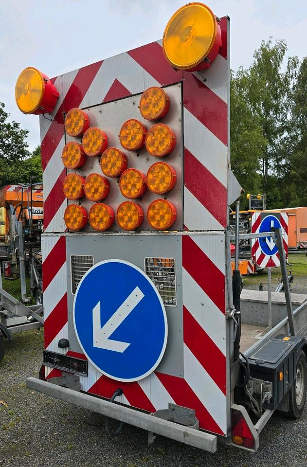 Horizont LED Absperrtafel VZ616 FAT Verkehrsleittafel Verkehrssicherungsanhänger Sperrwand Nissen Trebbiner - Perävaunu: kuva Horizont LED Absperrtafel VZ616 FAT Verkehrsleittafel Verkehrssicherungsanhänger Sperrwand Nissen Trebbiner - Perävaunu Horizont LED Absperrtafel VZ616 FAT Verkehrsleittafel Verkehrssicherungsanhänger Sperrwand Nissen Trebbiner - Perävaunu: kuva Horizont LED Absperrtafel VZ616 FAT Verkehrsleittafel Verkehrssicherungsanhänger Sperrwand Nissen Trebbiner - Perävaunu