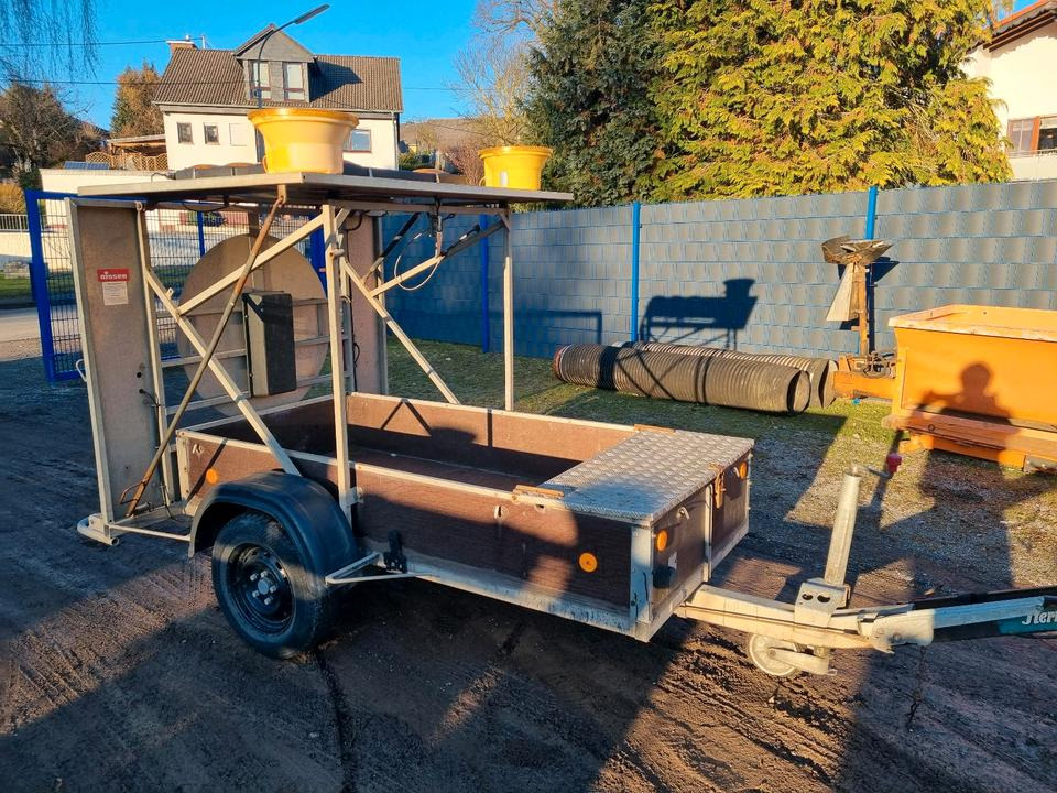 Nissen Absperrtafel nach RSA VZ 616 Verkehrsleittafel Verkehrsleitanhänger Verkehrssicherungsanhänger Absperrwand Sperrwand Horizont Trebbiner - Perävaunu: kuva Nissen Absperrtafel nach RSA VZ 616 Verkehrsleittafel Verkehrsleitanhänger Verkehrssicherungsanhänger Absperrwand Sperrwand Horizont Trebbiner - Perävaunu Nissen Absperrtafel nach RSA VZ 616 Verkehrsleittafel Verkehrsleitanhänger Verkehrssicherungsanhänger Absperrwand Sperrwand Horizont Trebbiner - Perävaunu: kuva Nissen Absperrtafel nach RSA VZ 616 Verkehrsleittafel Verkehrsleitanhänger Verkehrssicherungsanhänger Absperrwand Sperrwand Horizont Trebbiner - Perävaunu