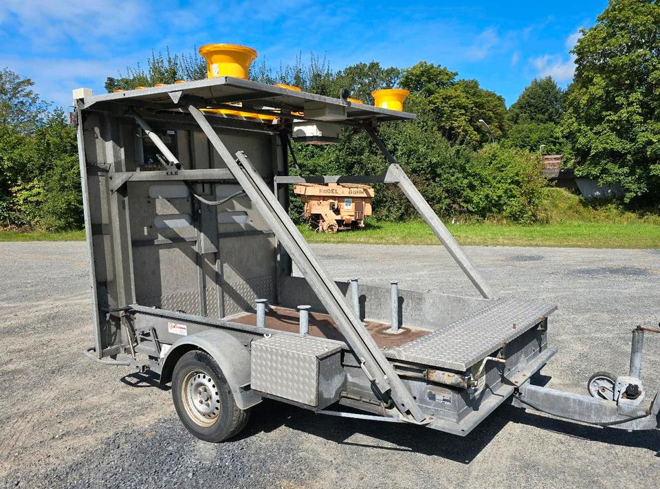 Nissen LED Absperrtafel DORA GPS FAT VZ-616 Fahrbare Absperrtafel Sperrwand Verkehrsleittafel Verkehrssicherungsanhänger Verkehrsleitanhänger Trebbiner Horizont - Perävaunu: kuva Nissen LED Absperrtafel DORA GPS FAT VZ-616 Fahrbare Absperrtafel Sperrwand Verkehrsleittafel Verkehrssicherungsanhänger Verkehrsleitanhänger Trebbiner Horizont - Perävaunu Nissen LED Absperrtafel DORA GPS FAT VZ-616 Fahrbare Absperrtafel Sperrwand Verkehrsleittafel Verkehrssicherungsanhänger Verkehrsleitanhänger Trebbiner Horizont - Perävaunu: kuva Nissen LED Absperrtafel DORA GPS FAT VZ-616 Fahrbare Absperrtafel Sperrwand Verkehrsleittafel Verkehrssicherungsanhänger Verkehrsleitanhänger Trebbiner Horizont - Perävaunu