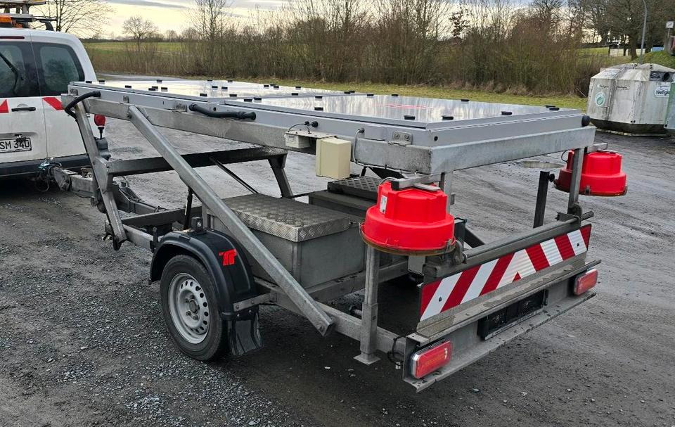 Trebbiner 5-farbig Horizont VWT Verkehrsleittafel Verkehrswarnanhänger Verkehrsleitanhänger Verkehrssicherungsanhänger Nissen Absperrtafel - Perävaunu: kuva Trebbiner 5-farbig Horizont VWT Verkehrsleittafel Verkehrswarnanhänger Verkehrsleitanhänger Verkehrssicherungsanhänger Nissen Absperrtafel - Perävaunu Trebbiner 5-farbig Horizont VWT Verkehrsleittafel Verkehrswarnanhänger Verkehrsleitanhänger Verkehrssicherungsanhänger Nissen Absperrtafel - Perävaunu: kuva Trebbiner 5-farbig Horizont VWT Verkehrsleittafel Verkehrswarnanhänger Verkehrsleitanhänger Verkehrssicherungsanhänger Nissen Absperrtafel - Perävaunu