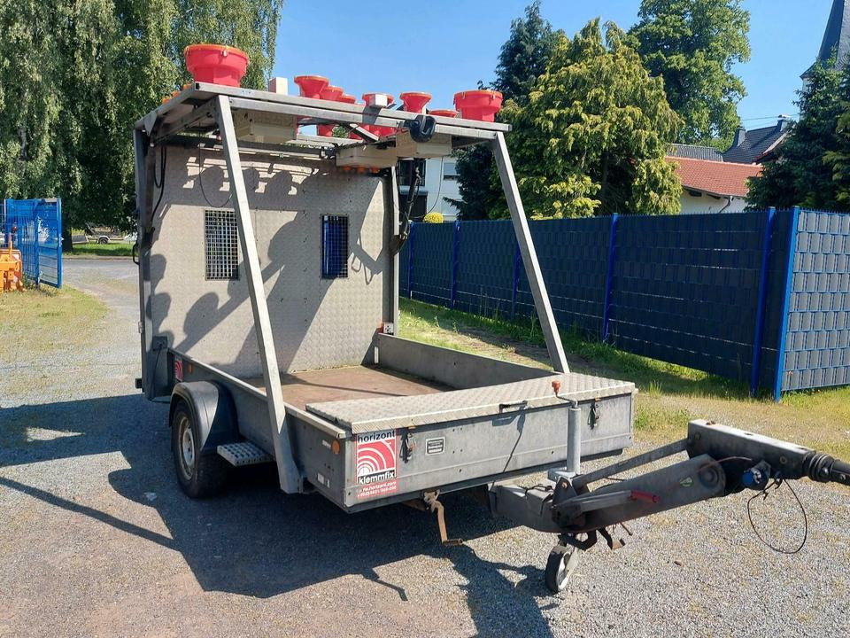 Trebbiner Absperrtafel AMD Verkehrsleittafel Vz616 - Perävaunu: kuva Trebbiner Absperrtafel AMD Verkehrsleittafel Vz616 - Perävaunu Trebbiner Absperrtafel AMD Verkehrsleittafel Vz616 - Perävaunu: kuva Trebbiner Absperrtafel AMD Verkehrsleittafel Vz616 - Perävaunu