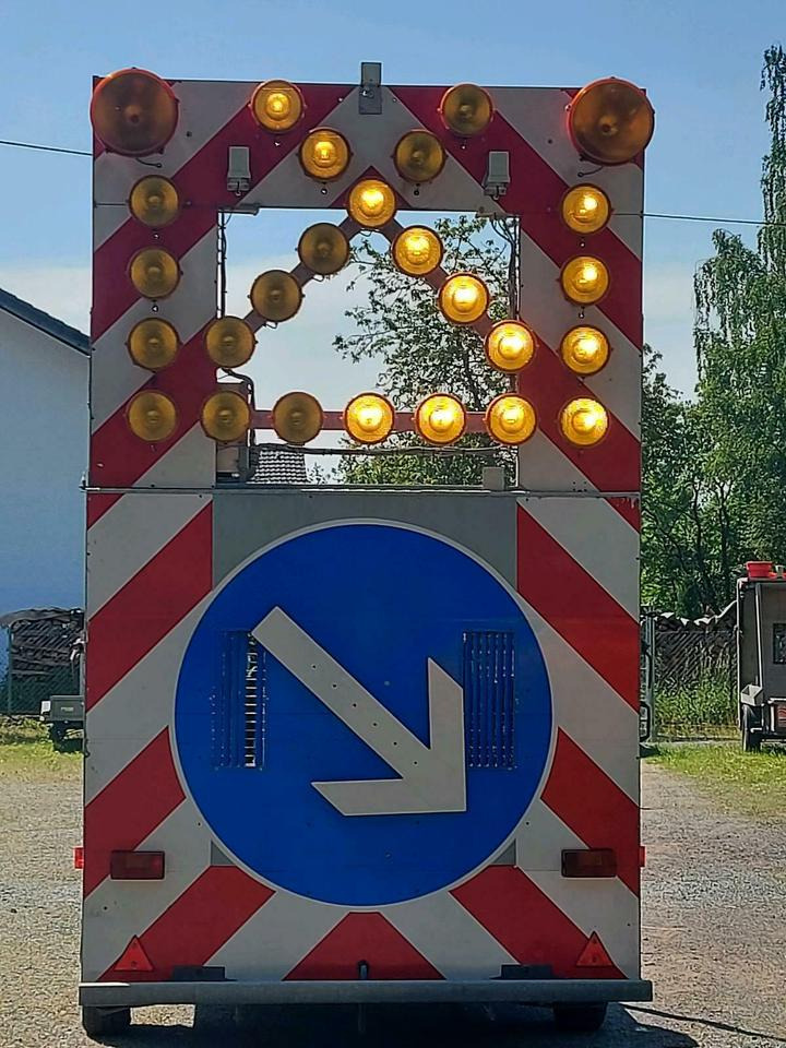 Trebbiner Absperrtafel AMD Verkehrsleittafel Vz616 - Perävaunu: kuva Trebbiner Absperrtafel AMD Verkehrsleittafel Vz616 - Perävaunu Trebbiner Absperrtafel AMD Verkehrsleittafel Vz616 - Perävaunu: kuva Trebbiner Absperrtafel AMD Verkehrsleittafel Vz616 - Perävaunu