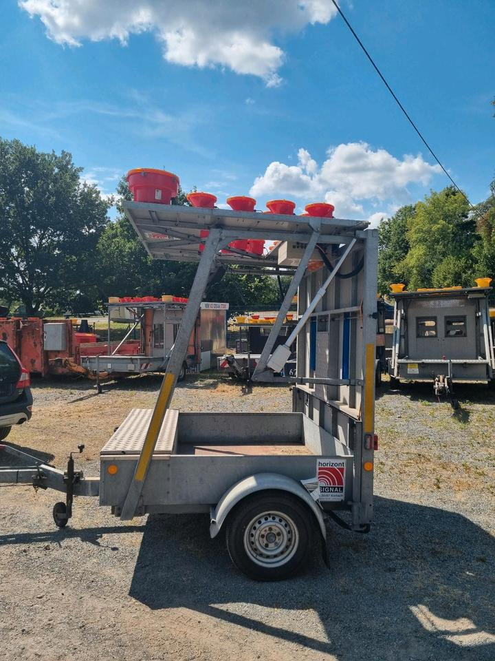 Trebbiner Absperrtafel VZ 616 Horizont Sperrwand Verkehrsleittafel Verkehrsleitanhänger Verkehrssicherungsanhänger Warntafel Verkehrssicherung Baustelle - Perävaunu: kuva Trebbiner Absperrtafel VZ 616 Horizont Sperrwand Verkehrsleittafel Verkehrsleitanhänger Verkehrssicherungsanhänger Warntafel Verkehrssicherung Baustelle - Perävaunu Trebbiner Absperrtafel VZ 616 Horizont Sperrwand Verkehrsleittafel Verkehrsleitanhänger Verkehrssicherungsanhänger Warntafel Verkehrssicherung Baustelle - Perävaunu: kuva Trebbiner Absperrtafel VZ 616 Horizont Sperrwand Verkehrsleittafel Verkehrsleitanhänger Verkehrssicherungsanhänger Warntafel Verkehrssicherung Baustelle - Perävaunu