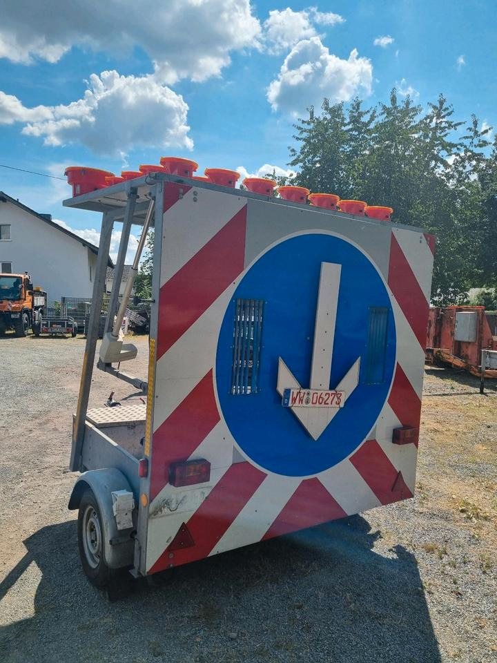 Trebbiner Absperrtafel VZ 616 Horizont Sperrwand Verkehrsleittafel Verkehrsleitanhänger Verkehrssicherungsanhänger Warntafel Verkehrssicherung Baustelle - Perävaunu: kuva Trebbiner Absperrtafel VZ 616 Horizont Sperrwand Verkehrsleittafel Verkehrsleitanhänger Verkehrssicherungsanhänger Warntafel Verkehrssicherung Baustelle - Perävaunu Trebbiner Absperrtafel VZ 616 Horizont Sperrwand Verkehrsleittafel Verkehrsleitanhänger Verkehrssicherungsanhänger Warntafel Verkehrssicherung Baustelle - Perävaunu: kuva Trebbiner Absperrtafel VZ 616 Horizont Sperrwand Verkehrsleittafel Verkehrsleitanhänger Verkehrssicherungsanhänger Warntafel Verkehrssicherung Baustelle - Perävaunu