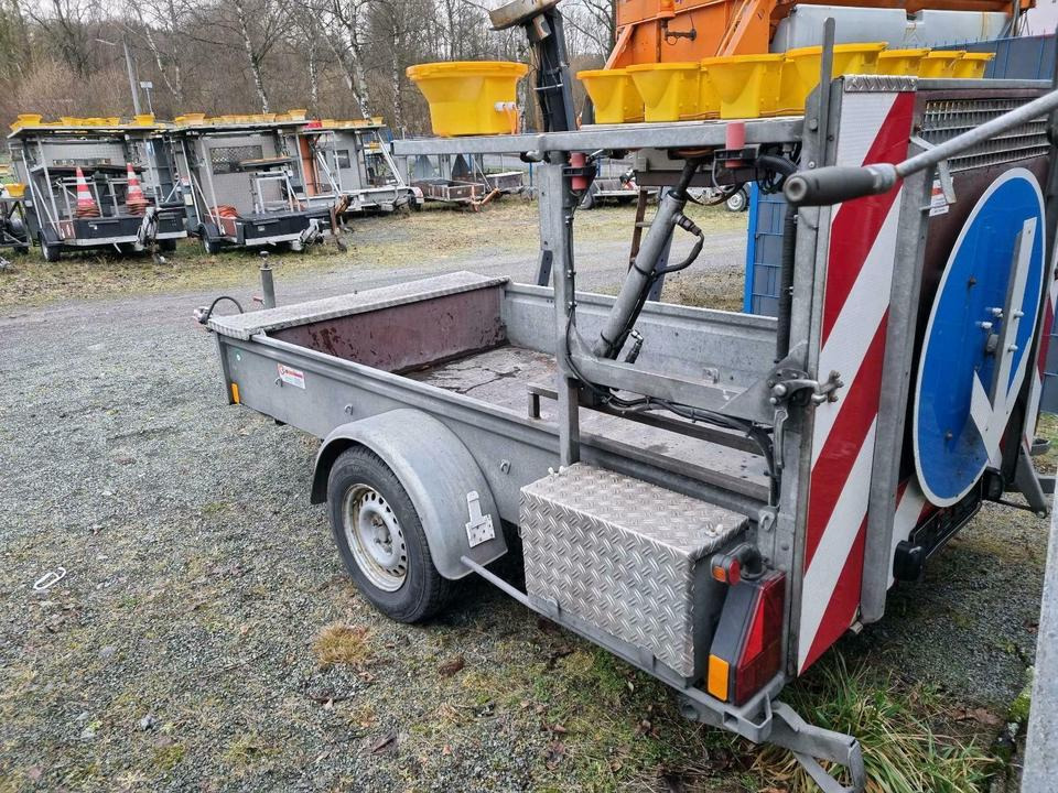 Trebbiner Absperrtafel VZ 616 kleine Ausführung Vorwarntafel niss - Perävaunu: kuva Trebbiner Absperrtafel VZ 616 kleine Ausführung Vorwarntafel niss - Perävaunu Trebbiner Absperrtafel VZ 616 kleine Ausführung Vorwarntafel niss - Perävaunu: kuva Trebbiner Absperrtafel VZ 616 kleine Ausführung Vorwarntafel niss - Perävaunu