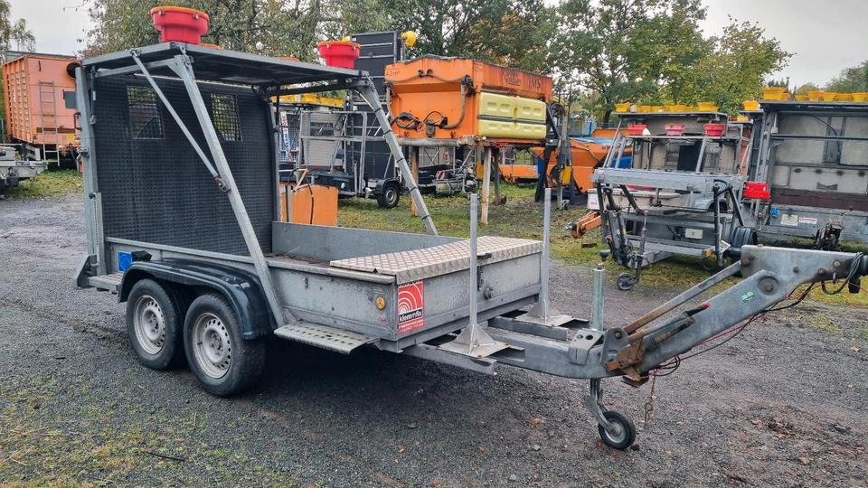 Trebbiner FAZ LRF FAT Absperrtafel Fahrbare Sperrwand Verkehrsleittafel Verkehrsleitanhänger Verkehrssicherungsanhänger - Perävaunu: kuva Trebbiner FAZ LRF FAT Absperrtafel Fahrbare Sperrwand Verkehrsleittafel Verkehrsleitanhänger Verkehrssicherungsanhänger - Perävaunu Trebbiner FAZ LRF FAT Absperrtafel Fahrbare Sperrwand Verkehrsleittafel Verkehrsleitanhänger Verkehrssicherungsanhänger - Perävaunu: kuva Trebbiner FAZ LRF FAT Absperrtafel Fahrbare Sperrwand Verkehrsleittafel Verkehrsleitanhänger Verkehrssicherungsanhänger - Perävaunu