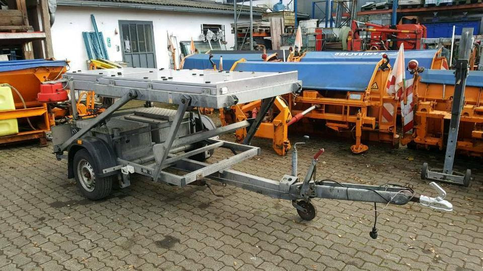 Trebbiner VWT E Verkehrsleittafel Verkehrsleitanhänger Nissen - Perävaunu: kuva Trebbiner VWT E Verkehrsleittafel Verkehrsleitanhänger Nissen - Perävaunu Trebbiner VWT E Verkehrsleittafel Verkehrsleitanhänger Nissen - Perävaunu: kuva Trebbiner VWT E Verkehrsleittafel Verkehrsleitanhänger Nissen - Perävaunu