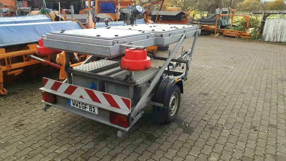 Trebbiner VWT E Verkehrsleittafel Verkehrsleitanhänger Nissen - Perävaunu: kuva Trebbiner VWT E Verkehrsleittafel Verkehrsleitanhänger Nissen - Perävaunu Trebbiner VWT E Verkehrsleittafel Verkehrsleitanhänger Nissen - Perävaunu: kuva Trebbiner VWT E Verkehrsleittafel Verkehrsleitanhänger Nissen - Perävaunu