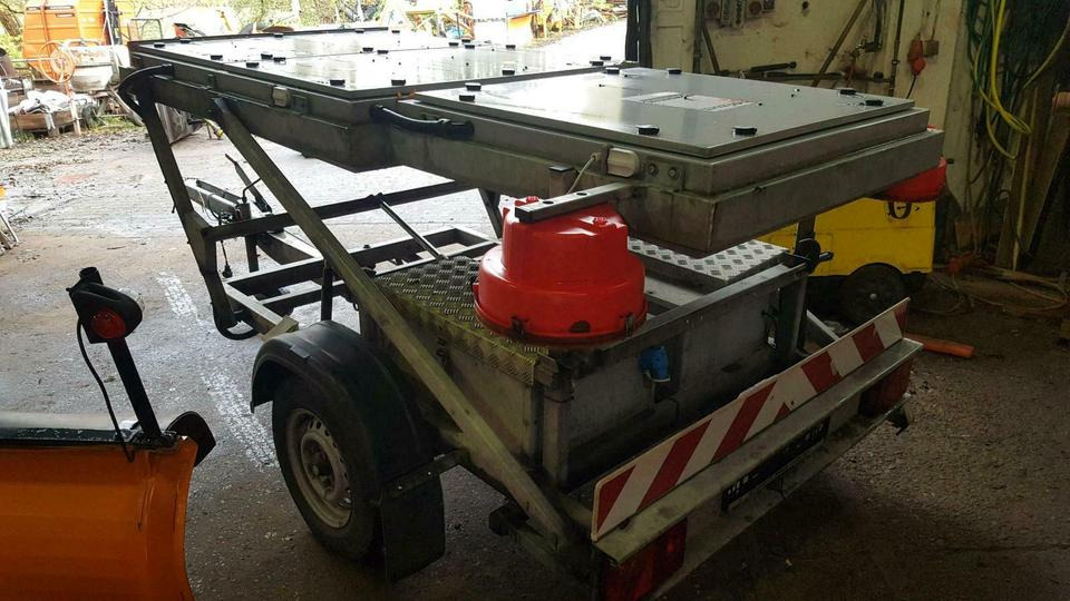 Trebbiner VWT-E Verkehrsleittafel Verkehrsleitanhänger Schild - Perävaunu: kuva Trebbiner VWT-E Verkehrsleittafel Verkehrsleitanhänger Schild - Perävaunu Trebbiner VWT-E Verkehrsleittafel Verkehrsleitanhänger Schild - Perävaunu: kuva Trebbiner VWT-E Verkehrsleittafel Verkehrsleitanhänger Schild - Perävaunu