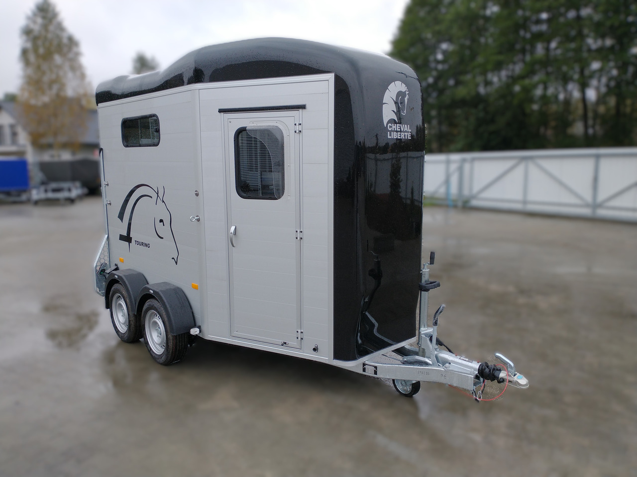 Cheval Liberté Touring Country + Siodlarnia, Debon - Hevostraileri: kuva Cheval Liberté Touring Country + Siodlarnia, Debon - Hevostraileri Cheval Liberté Touring Country + Siodlarnia, Debon - Hevostraileri: kuva Cheval Liberté Touring Country + Siodlarnia, Debon - Hevostraileri