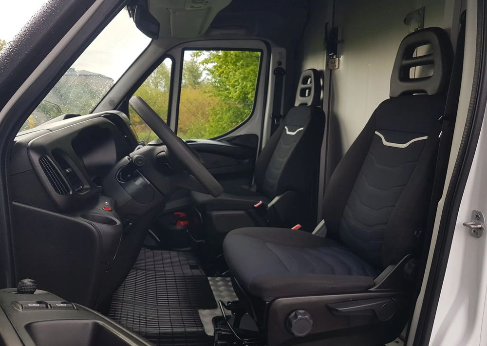 Jakeluauto Iveco DAILY KONTENER NISKOPODŁOGOWY 4,43x2,23x2,42 SKLEP BAR FOODTRUCK KAMPER KLIMA: kuva Jakeluauto Iveco DAILY KONTENER NISKOPODŁOGOWY 4,43x2,23x2,42 SKLEP BAR FOODTRUCK KAMPER KLIMA