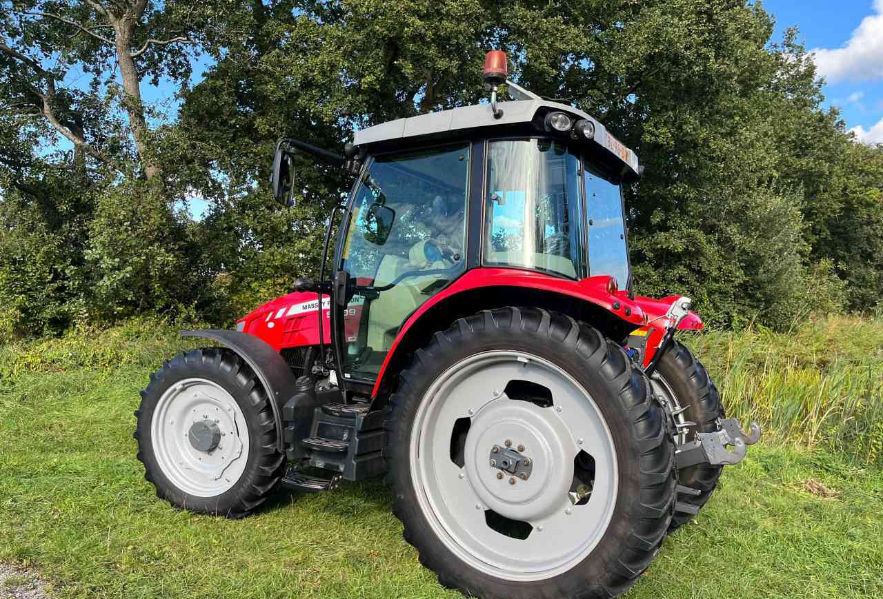Massey Ferguson 5609 Dyna-4 Essential - Traktori: kuva Massey Ferguson 5609 Dyna-4 Essential - Traktori Massey Ferguson 5609 Dyna-4 Essential - Traktori: kuva Massey Ferguson 5609 Dyna-4 Essential - Traktori