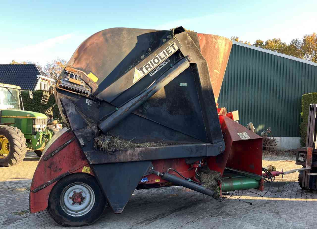 Trioliet Triomix 1200 zelfladende voermengwagen voermachines - Seosrehuvaunu: kuva Trioliet Triomix 1200 zelfladende voermengwagen voermachines - Seosrehuvaunu Trioliet Triomix 1200 zelfladende voermengwagen voermachines - Seosrehuvaunu: kuva Trioliet Triomix 1200 zelfladende voermengwagen voermachines - Seosrehuvaunu