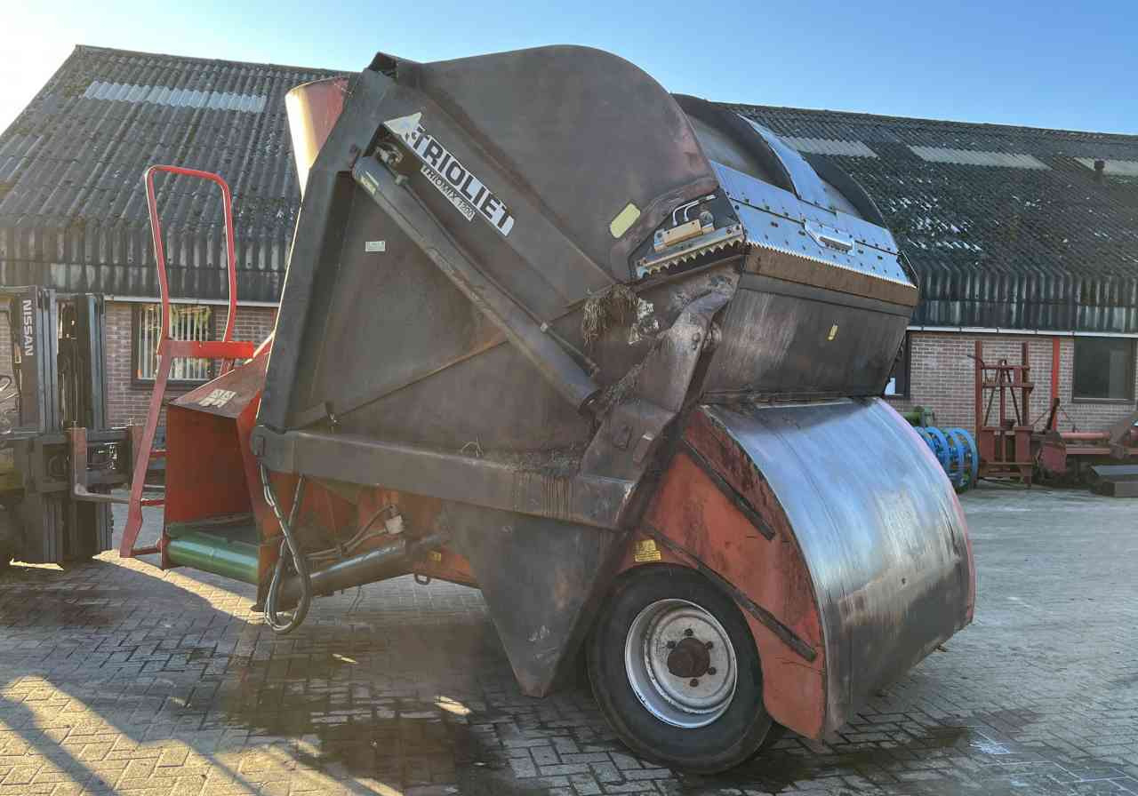 Trioliet Triomix 1200 zelfladende voermengwagen voermachines - Seosrehuvaunu: kuva Trioliet Triomix 1200 zelfladende voermengwagen voermachines - Seosrehuvaunu Trioliet Triomix 1200 zelfladende voermengwagen voermachines - Seosrehuvaunu: kuva Trioliet Triomix 1200 zelfladende voermengwagen voermachines - Seosrehuvaunu