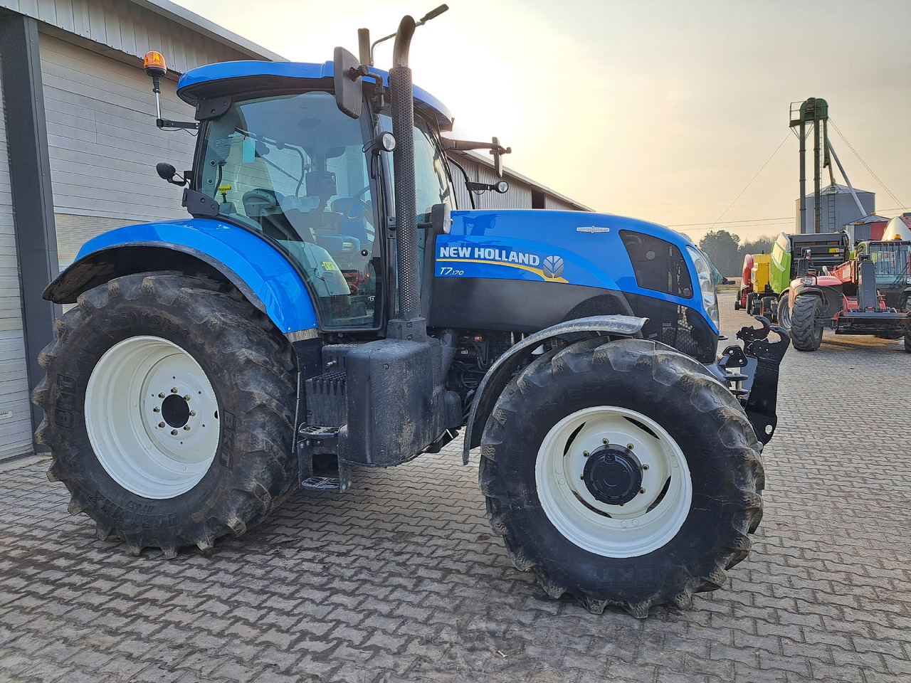 New Holland T7 170 - Traktori: kuva New Holland T7 170 - Traktori New Holland T7 170 - Traktori: kuva New Holland T7 170 - Traktori