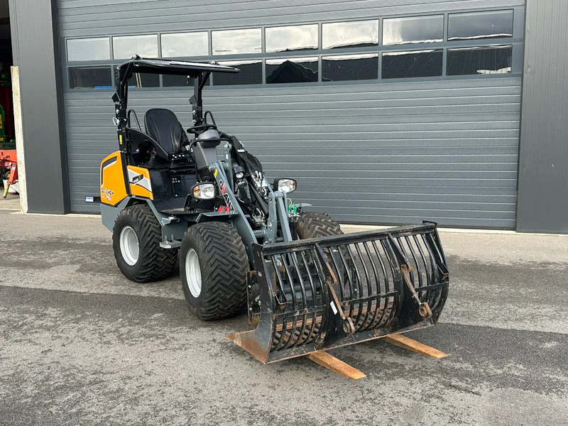 Giant G2700HD+ - Liukuohjattu telakuormaaja: kuva Giant G2700HD+ - Liukuohjattu telakuormaaja Giant G2700HD+ - Liukuohjattu telakuormaaja: kuva Giant G2700HD+ - Liukuohjattu telakuormaaja