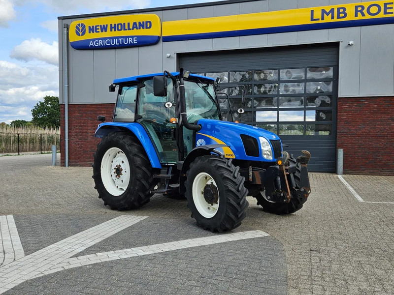 New Holland T5050 Hi-Lo Powershuttle - Traktori: kuva New Holland T5050 Hi-Lo Powershuttle - Traktori New Holland T5050 Hi-Lo Powershuttle - Traktori: kuva New Holland T5050 Hi-Lo Powershuttle - Traktori