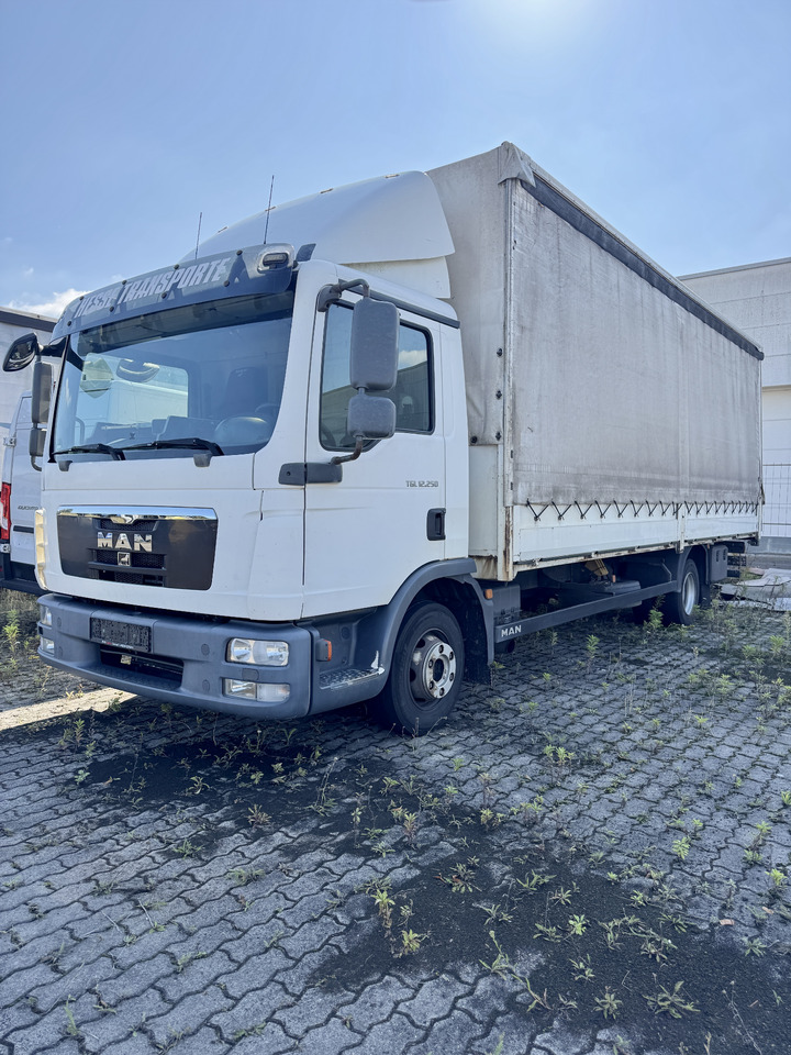 MAN 12.250 - Pressukapelli kuorma-auto: kuva MAN 12.250 - Pressukapelli kuorma-auto MAN 12.250 - Pressukapelli kuorma-auto: kuva MAN 12.250 - Pressukapelli kuorma-auto
