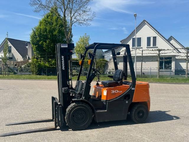 Doosan D30 Plus - Dieseltrukki: kuva Doosan D30 Plus - Dieseltrukki Doosan D30 Plus - Dieseltrukki: kuva Doosan D30 Plus - Dieseltrukki