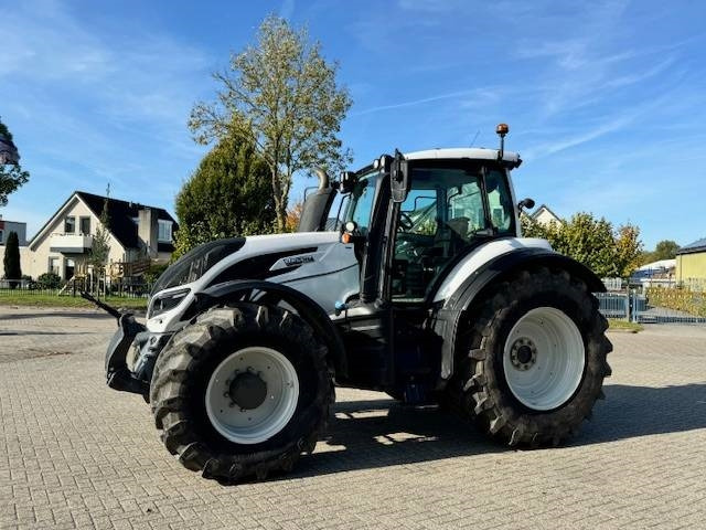 Valtra T214 Versu - Traktori: kuva Valtra T214 Versu - Traktori Valtra T214 Versu - Traktori: kuva Valtra T214 Versu - Traktori