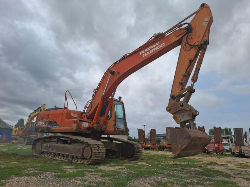 Doosan SOLAR 255LC-V - Telakaivukone: kuva Doosan SOLAR 255LC-V - Telakaivukone Doosan SOLAR 255LC-V - Telakaivukone: kuva Doosan SOLAR 255LC-V - Telakaivukone