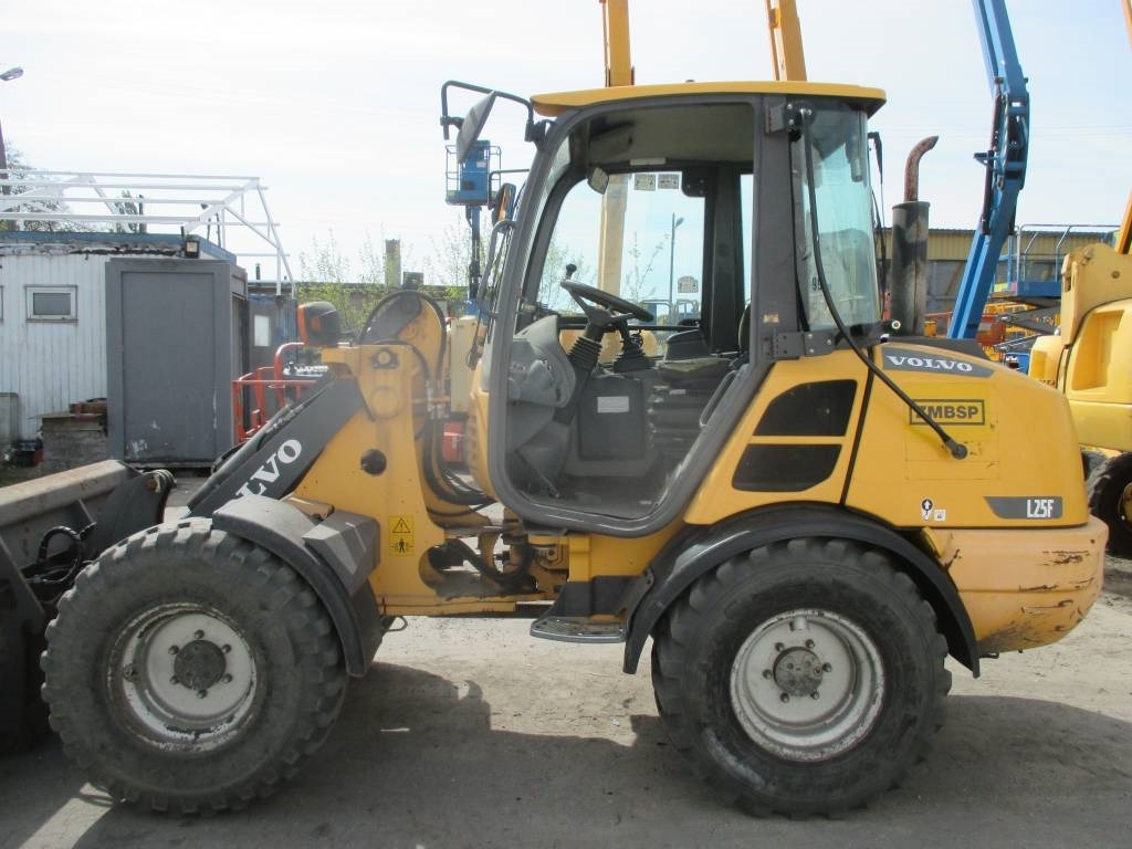 Volvo L 25 F - Pyöräkuormaaja: kuva Volvo L 25 F - Pyöräkuormaaja Volvo L 25 F - Pyöräkuormaaja: kuva Volvo L 25 F - Pyöräkuormaaja