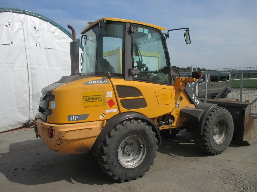 Volvo L 25 F - Pyöräkuormaaja: kuva Volvo L 25 F - Pyöräkuormaaja Volvo L 25 F - Pyöräkuormaaja: kuva Volvo L 25 F - Pyöräkuormaaja