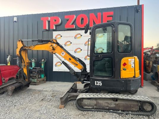 Bobcat E35 Cabine à 22500 € HT - Minikuormaaja: kuva  Bobcat E35 Cabine à 22500 € HT - Minikuormaaja Bobcat E35 Cabine à 22500 € HT - Minikuormaaja: kuva  Bobcat E35 Cabine à 22500 € HT - Minikuormaaja