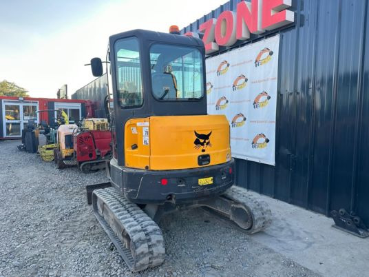 Bobcat E35 Cabine à 23500 € HT - Minikuormaaja: kuva  Bobcat E35 Cabine à 23500 € HT - Minikuormaaja Bobcat E35 Cabine à 23500 € HT - Minikuormaaja: kuva  Bobcat E35 Cabine à 23500 € HT - Minikuormaaja