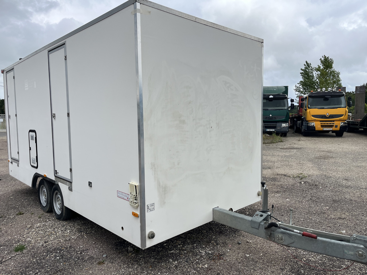 Jcr Base de vie - Peräkärry: kuva Jcr Base de vie - Peräkärry Jcr Base de vie - Peräkärry: kuva Jcr Base de vie - Peräkärry