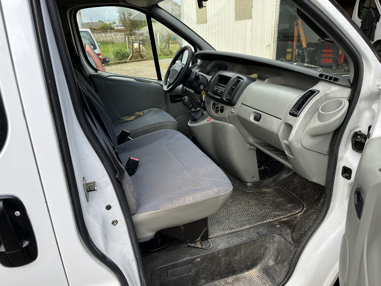 Minibussi, Pikkubussi Renault Trafic 1L9 dci 80cv 9 places: kuva Minibussi, Pikkubussi Renault Trafic 1L9 dci 80cv 9 places