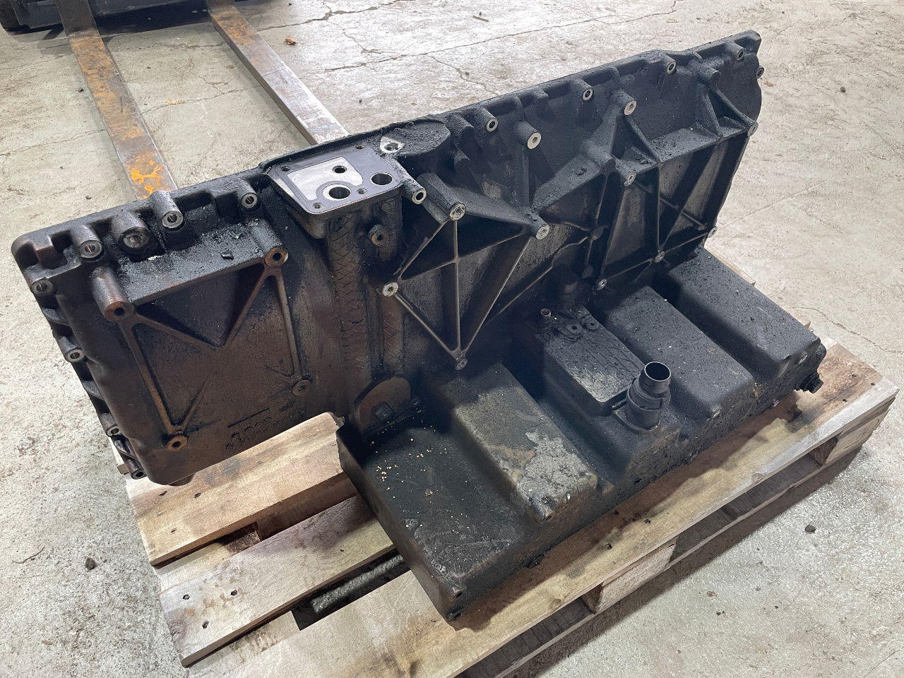 MAN Ölwanne MAN Motor D2066 D 2066HLA EEV Euro 6 LUH 52 LUH 50 - Öljypohja - Bussi: kuva MAN Ölwanne MAN Motor D2066 D 2066HLA EEV Euro 6 LUH 52 LUH 50 - Öljypohja - Bussi MAN Ölwanne MAN Motor D2066 D 2066HLA EEV Euro 6 LUH 52 LUH 50 - Öljypohja - Bussi: kuva MAN Ölwanne MAN Motor D2066 D 2066HLA EEV Euro 6 LUH 52 LUH 50 - Öljypohja - Bussi