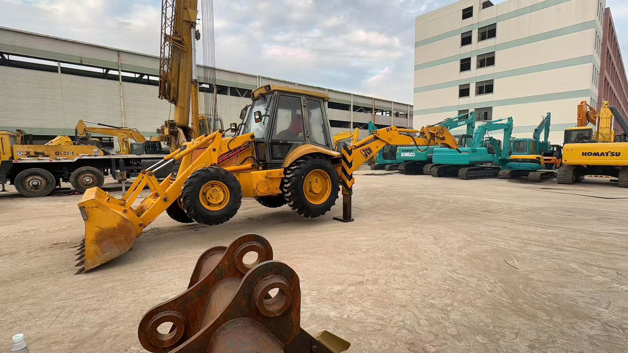 JCB 3CX - Kaivuri-trukki: kuva JCB 3CX - Kaivuri-trukki JCB 3CX - Kaivuri-trukki: kuva JCB 3CX - Kaivuri-trukki